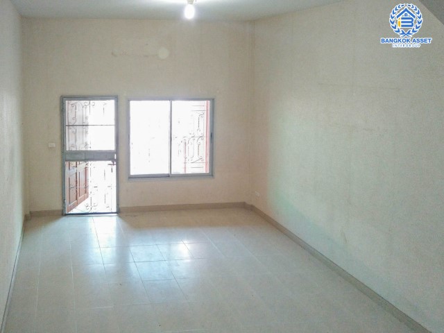 ทาวน์โฮมมือสองย่านกรุงเทพฯ หมู่บ้าน แฮปปี้แลนด์ แกรนด์วิลล์ ลาดพร้าว101 เนื้อที่มากถึง 22.3 ตร.ว. ฟังก์ชัน 3 ห้องนอน 4 ห้องน้ำ 1 ที่จอดรถ รีโนเวทโครงสร้างครัวหลังบ้านใหม่ บนทำเลแห่งการเดินทาง ใกล้รถไฟฟ้า(ในอนาคต) สายสีเหลือง "สถานีลาดพร้าว 101" และทางด่วน "รามอินทรา-เอกมัย"